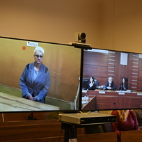 Jednání v případu doživotně odsouzené Jaroslavy Fabiánové, která žádá obnovu procesu, 30. listopadu 2022, Praha. Žena se dopustila čtyř vražd. Fabiánová (na obrazovce vlevo) se soudního jednání účastnila prostřednictvím videokonference.