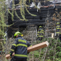 Hasiči zasahovali 30. listopadu 2022 u požáru roubeného domu v Novém Boru na Českolipsku. Při jeho likvidaci zemřel dobrovolný hasič, zřítil se na něj strop.