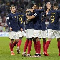 Osmifinálové utkání Francie - Polsko na fotbalovém MS v katarském Dauhá, 4. prosince 2022. Francouzi se radují z gólu, uprostřed je jeho autor Kylian Mbappé.