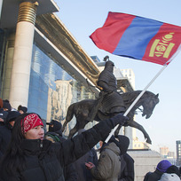 Protesty v Mongolsku. Na snímku protestující s národní vlajkou v Ulánbátaru 5. prosince 2022.