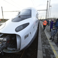 Francouzský vysokorychlostní vlak TGV nové generace na nádraží ve Velimi, 7. prosince 2022.