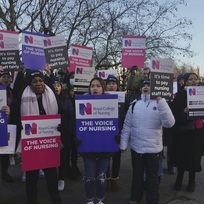 Zdravotní sestry demonstrují před nemocnicí St. Thomas v Londýně, 15. prosince 2022.