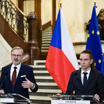 Tisková konference předsedy vlády Petra Fialy, který na ministerstvu pro místní rozvoj jednal  s Ivanem Bartošem (vpravo), 20. prosince 2022, Praha.
