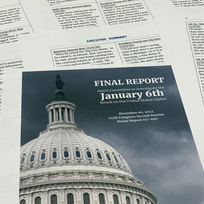 Závěrečná zpráva zveřejněná výborem amerického Kongresu, který vyšetřuje útok na Kapitol z 6. ledna 2021, na snímku z 22. prosince 2022. 