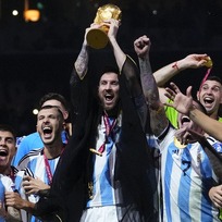 Finálové utkání Argentina - Francie na fotbalovém MS v katarském Lusailu, 18. prosince 2022. Lionel Messi z Argentiny drží nad hlavou trofej pro mistry světa.