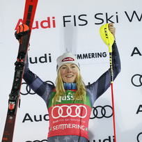 Americká lyžařka Mikaela Shiffrinová po vítězství ve slalomu SP v rakouském Semmeringu, 29. prosince 2022.
