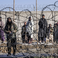 Bojovníci Tálibanu kontrolují místo exploze u kábulského vojenského letiště. (1. ledna 2023)