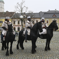 Tři králové na koních zahájili Tříkrálovou sbírku v Uherském Hradišti, 4. ledna 2023.