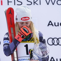 Světový pohár ve sjezdovém lyžování v Kranjské Goře (Slovinsko), obří slalom žen, 8. ledna 2023. Dojatá vítězka Američanka Mikaela Shiffrinová na stupních vítězů. 
