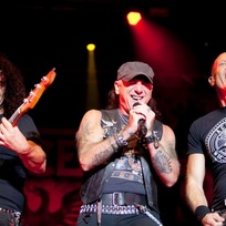 Ilustrační foto - Německá heavymetalová skupina Accept vystoupila 11. července ve Vizovicích na festivalu Masters of Rock. Na snímku jsou (zleva) baskytarista Peter Baltes, zpěvák Mark Tornillo a kytarista Wolf Hoffmann.