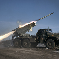 Ilustrační foto - Salvový raketomet ukrajinské armády Grad odpaluje jednu z raket na ruské pozice v přední linii poblíž Soledaru v  Doněcké oblasti na východě Ukrajiny 11. ledna 2023.