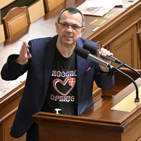 Poslanec Jaroslav Foldyna s tričkem \"Kosovo je Srbsko\" na schůzi Poslanecké sněmovny, 12. ledna 2023, Praha.