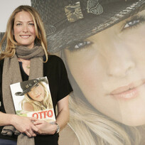 Německá modelka Tatjana Patitz pózuje s katalogem společnosti Otto v německém Hamburku 14. prosince 2006.
