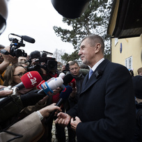 Prezidentský kandidát Andrej Babiš (ANO) hovoří s novináři poté, co odevzdal hlas v prvním kole prezidentských voleb, 13. ledna 2023, Průhonice.