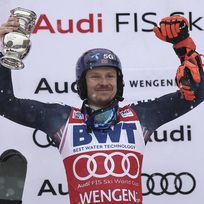 Norský lyžař Henrik Kristoffersen se raduje z vítězství ve  slalomu ve švýcarském Wengenu 15. ledna 2023.