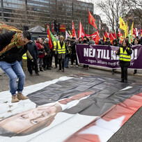 Demonstranti před portrétem tureckého prezidenta Recepa Tayyipa Erdogana na prokurdském protestu ve švédském Stockholmu, 21. ledna 2023. 