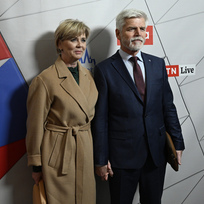 Petr Pavel se svojí manželkou Evou Pavlovou na debatě prezidentských kandidátů v televizi Nova, 26. ledna 2023, Praha.