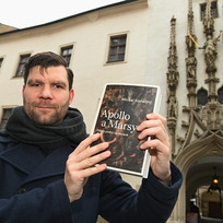 Historik Michal Konečný ukazuje svoji knihu Apollo a Marsyas, 24. ledna 2023 v Brně. Představuje v ní příběhy umění na Moravě.