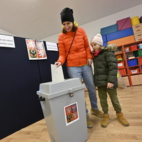Lidé hlasují ve volební místnosti ve druhém kole prezidentských voleb, 27. ledna 2023, Praha - Pitkovice.