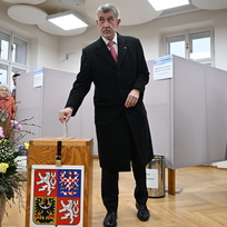 Prezidentský kandidát Andrej Babiš hlasuje ve volební místnosti ve druhém kole prezidentských voleb, 27. ledna 2023, Průhonice. Vpravo je jeho manželka Monika.