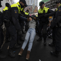 Nizozemští policisté 28. ledna 2023 táhli pryč jednoho ze stovek klimatických aktivistů, kteří zablokovali jednu z hlavních silnic do Haagu. 