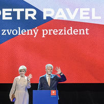 Ilustrační foto - Vítězný prezidentský kandidát Petr Pavel s manželkou Evou na tiskové konferenci ve svém volebním štábu k výsledkům druhého kola prezidentských voleb, 28. ledna 2023, Praha.