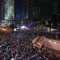 Desetitisíce lidí protestovaly 28. ledna 2023 v Tel Avivu proti plánům vlády premiéra Benjamina Netanjahua oslabit soudní systém v zemi.