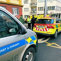 Policie a záchranná služba zasahují u smrtelné nehody srážky automobilu s chodcem, 30. ledna 2023, Praha.