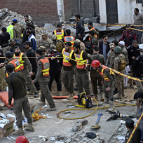 Policisté a vojáci na místě výbuchu u mešity ve městě Péšávar na severozápadě Pákistánu, 30. ledna 2023.