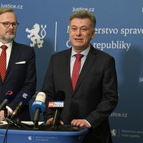 Předseda vlády Petr Fiala (vlevo) navštívil v rámci bilančních návštěv ministerstvo spravedlnosti a jednal s ministrem spravedlnosti Pavlem Blažkem (vpravo), 30. ledna 2023, Praha. Snímek je z tiskové konference po jednání.