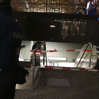 Útočník v bruselském metru pobodal člověka. Policista před vstupem do metra v Bruselu 30. ledna 2023.