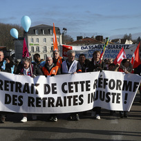 Demonstranti drží transparent s nápisem: „Stažení této nespravedlivé důchodové reformy“ během protestního pochodu v Bayonne na jihozápadě Francie 31. ledna 2023.