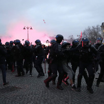 Policie zatýká demonstranta protestujícího v Paříži během generální stávky proti navrhované důchodové reformě, kterou na začátku ledna představila francouzská vláda. 31. ledna 2023. 