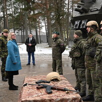 Ministryně obrany Jana Černochová (v modrém kabátě) a náčelník generálního štábu Armády ČR Karel Řehka (v pozadí vlevo) si prohlížejí vybavení slovenských vojáků, 2. února 2023, vojenská základna Adaži, Lotyšsko.