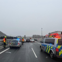 Nehoda deseti vozidel komplikuje 3. února 2023 od rána dopravu na dálnici D56 u Frýdku-Místku. Nehoda se stala na obchvatu, silnice z Frýdku-Místku na Ostravu je zavřená.