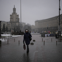 Žena v centru Kyjeva, 3. února 2023. 