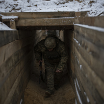 Ilustrační foto - Ukrajinský voják v zákopu na hranicích s Běloruskem na snímku z 1. února 2023.