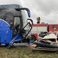 Nedaleko Nepomuku na jižním Plzeňsku se 3. února 2023 kolem poledne srazilo na mokré silnici osobní auto a autobus. Řidič auta na místě zemřel.
