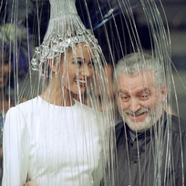 Módní návrhář španělského původu Paco Rabanne s modelkou, která předvádí jeho návrh v Paříži 29. července 1992.