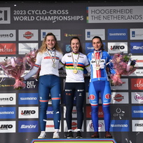 Mistrovství světa v cyklokrosu, ženy do 23 let, 5. února 2023, Hoogerheide, Nizozemsko. Zleva Britka Zoe Bäckstedtová, Shirin van Anrooijová z Nizozemska a Kristýna Zemanová z ČR.