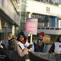 Pracovníci stojí před nemocnicí královny Alžběty během stávky zdravotních sester a personálu záchranné služby v Birminghamu v Anglii 6. února 2023.
