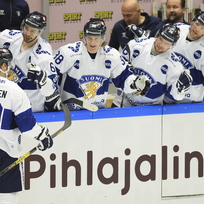 Ilustrační foto - Finský hokejista Juhamatti Aaltonen (vlevo) se raduje ze svého gólu, který dal do sítě ČR na Švédských hokejových hrách v Malmö 11. února 2023.