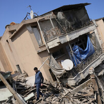 Trosky budov zřícené při zemětřesení v tureckém městě Antakya, 11. února 2023.