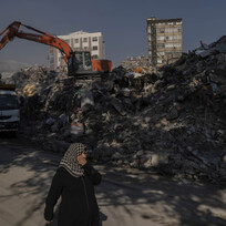 Odklízení trosek budovy v tureckém městě Kahramanmaras, která se zřítila při zemětřesení, 17. února 2023.