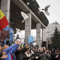 Ilustrační foto - Několik tisíc demonstrantů v moldavské metropoli Kišiněvě požadovalo, aby nová prozápadní vláda kvůli inflaci a rostoucím životním nákladům plně uhradila lidem náklady za zimní vytápění. Prozápadní prezidentku Maiu Sandovou protestující vyzvali k demisi. 19. února 2023.