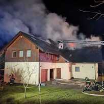 Hasiči zasahují u požáru rodinného domu ve Světlé pod Ještědem na Liberecku, 21. února 2023.
