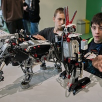 Ilustrační foto - 10. ročník mezinárodní soutěže Robotiáda, na snímku z 24. února 2023, ve Vida! science centrum v Brně. Stovky soutěžících do 19 let poměřovaly své programovací schopnosti. Úkolem až čtyřčlenných týmů bylo, co nejlépe se svými roboty zvládnout úkoly jako sprint, čára či záchrana medvěda. Využily přitom vlastní výrobky ze stavebnice Lego.