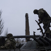Ilustrační foto - Ukrajinští vojáci na frontě, na snímku z 25. února 2023.