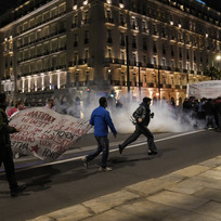 Protest v Aténách 2. března 2023 kvůli úternímu vlakovému neštěstí, které si podle zpráv místních médií vyžádalo nejméně 42 obětí. Protestující kritizují řeckou vládu za špatný stav železniční infrastruktury, který podle nich k nehodě přispěl.