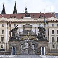 Ilustrační foto - Zavřená brána do areálu Pražského hradu.